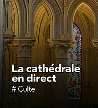 Intérieur de la Cathédrale de Lausanne, avec le texte "La cathédrale en direct #culte"