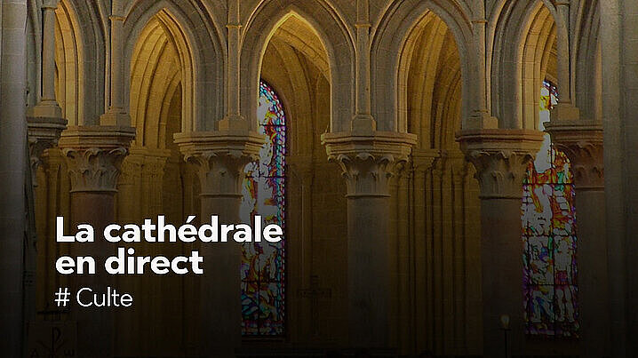 Intérieur de la Cathédrale de Lausanne, avec le texte "La cathédrale en direct #culte"